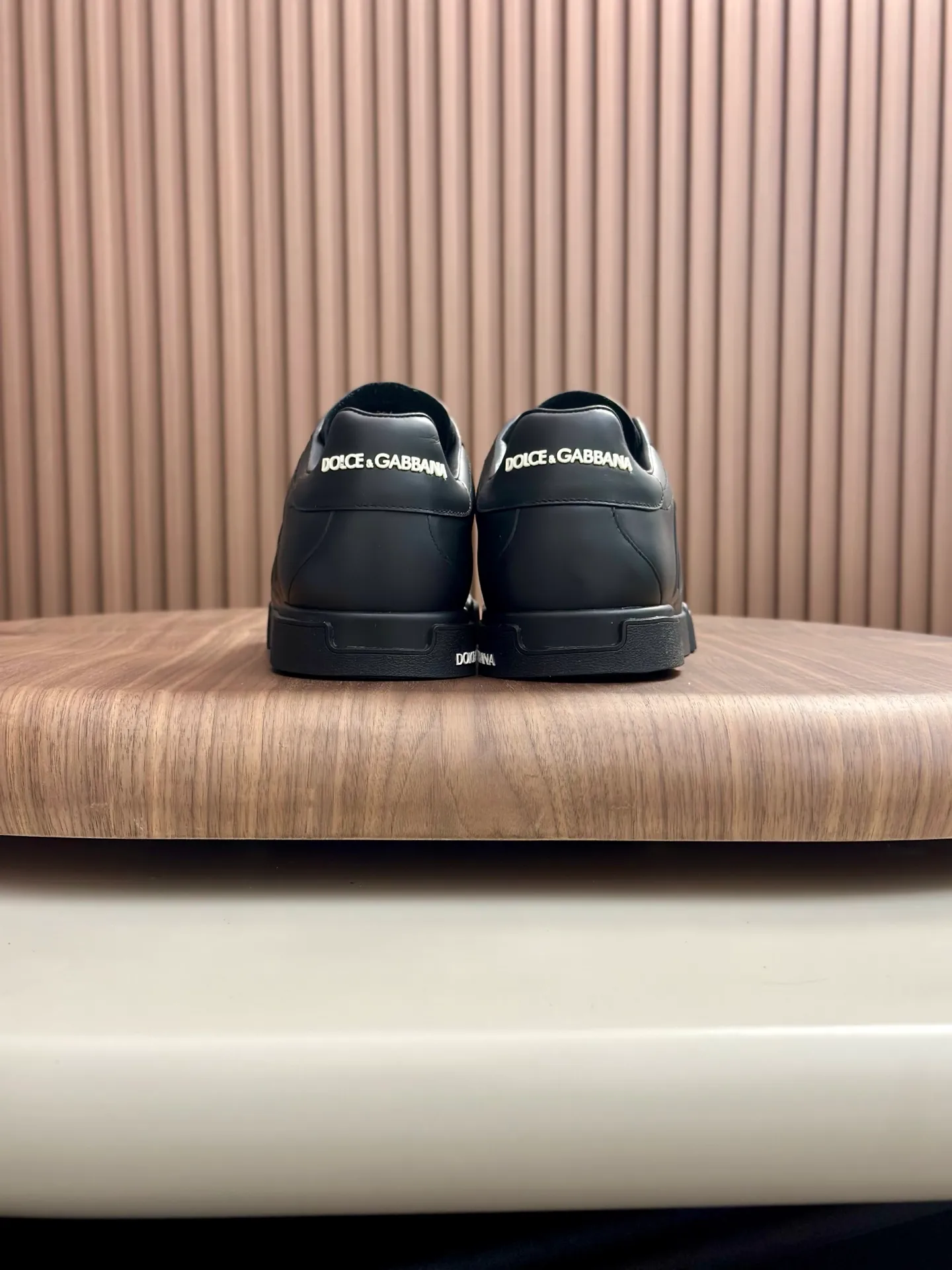 New product 💰800 DG Dolce & Gabbana men's shoes 💰ortofino calfskin sneakers ♞size; 39~44 (customized 38.45.46) Iconic men's shoes 💰ortofino series of sneakers, classic and timeless style, now presented with fashionable details. The calfskin engraved DG logo is a subtle finishing touch. Men's shoes💰ortofino calfskin sneakers: